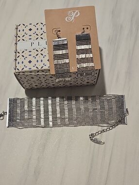 Plunder Silver Metallic Fringe Earrings and Wide Mesh Bracelet Set